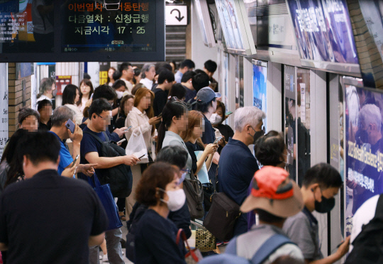 전국철도노동조합이 파업에 들어간 지난 9월 14일 오후 1호선 서울역 승강장이 퇴근길 시민들로 북적이고 있다. 연합뉴스